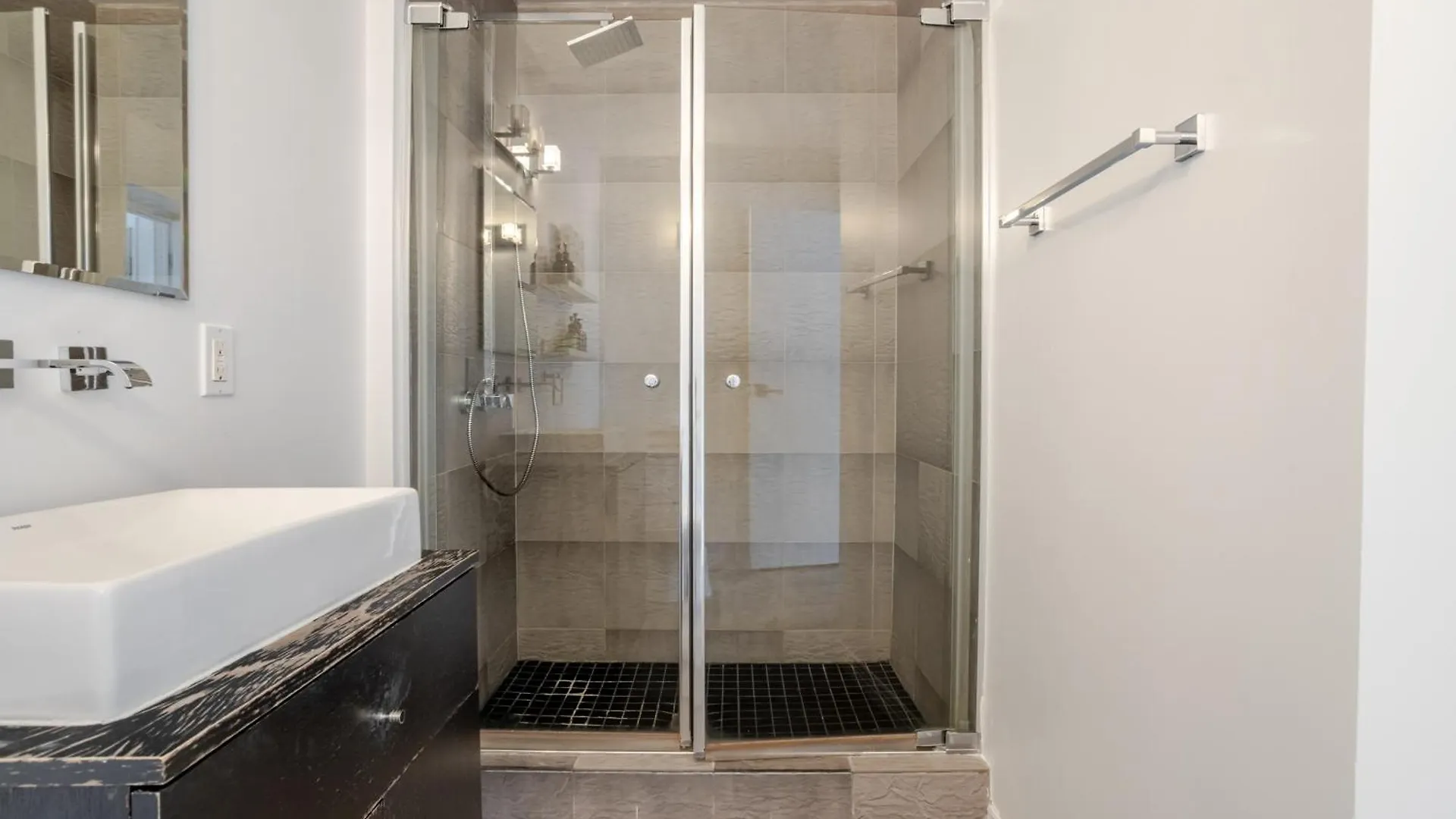 Majestic Villa In Downtown Griffintown Montreal